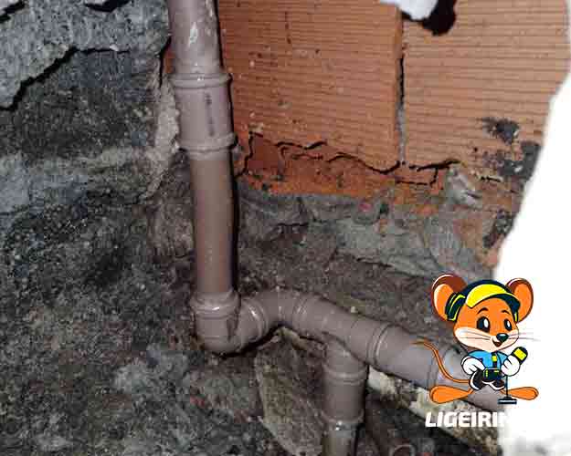 Encanador caça vazamentos no solo, parede e caixa d'água com laudo técnico LG